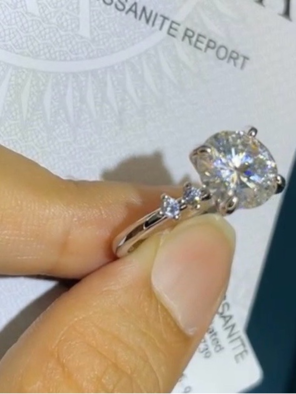 ✨ 3 CT Round Moissanite Ring with Diamond Accents size 7✨